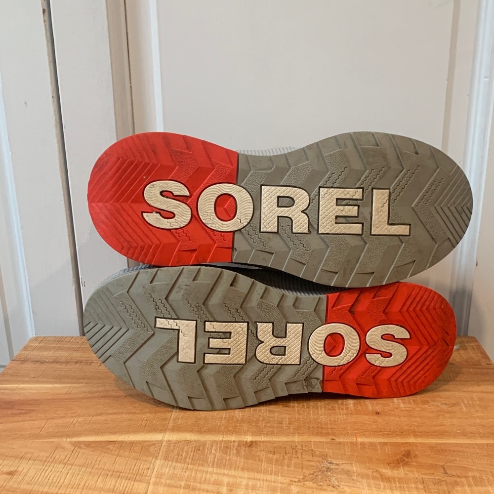 Sorel Kids Black Gray Boots with Red Laces - Picture 4 of 5